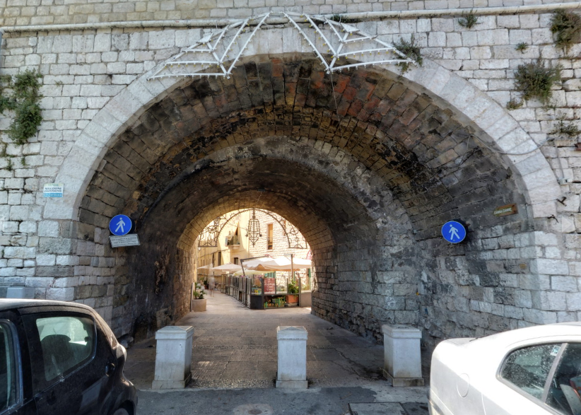 Arco Dogana (Duana)