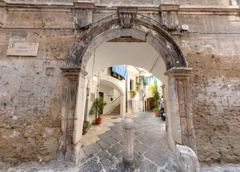 Corte e Palazzo Zeuli - Portone ''Jesse e Trase''