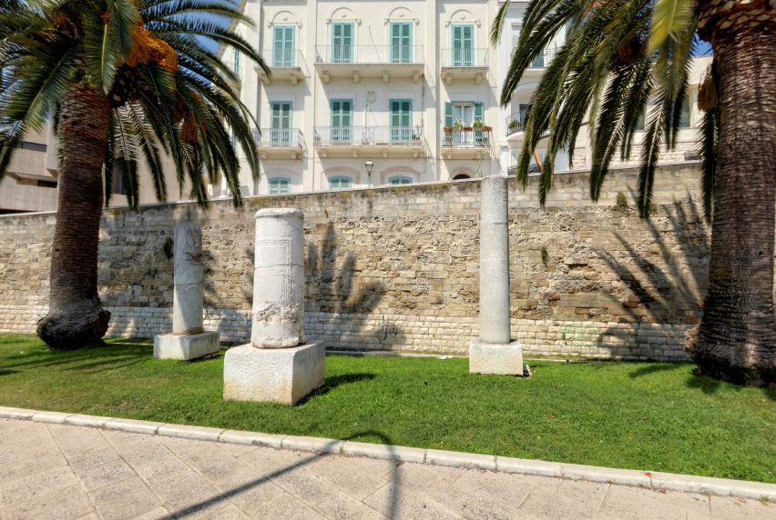 Resti di colonne romane e cippo miliare